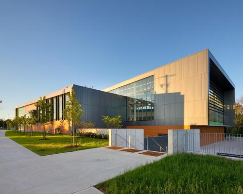 Located at a major arterial intersection to the north of the city, the building had to connect with three surrounding communities / Tom Arban