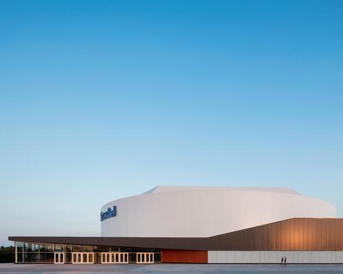 In order to promote the high-level sport and entertainment within, the architects were tasked with designing an iconic facility that 'engages the horizon'
