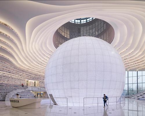 The shelves create stairs, seating, the layered ceiling and louvres on the façade
/ Ossip van Duivenbode