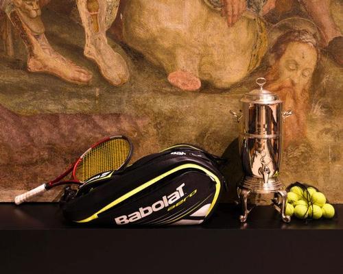 Racquets and balls are included as part of the installation / Converso