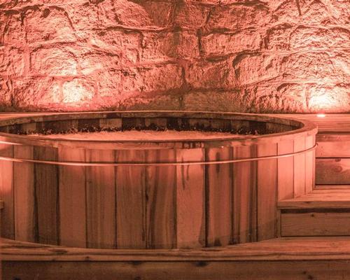 Spa 15's hot tub, offering guests subterranean relaxation / No. 15 Great Pulteney