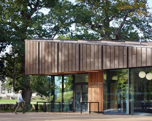The architects used off-site fabrication methods to create the facility for Freemen’s School in the village of Ashtead / Jack Hobhouse
