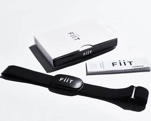 A chest strap measures the user's performance and allows real-time reporting with the instructor / Fiit