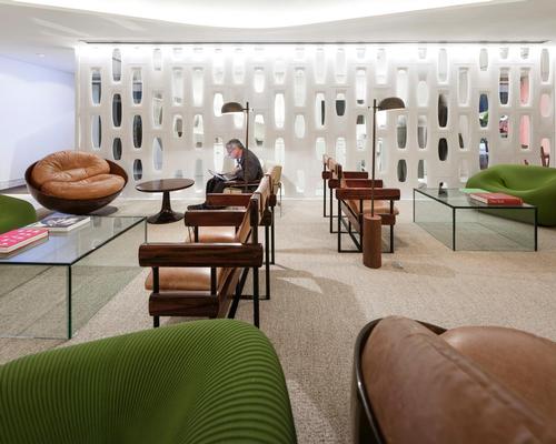 Furniture from the late Sergio Rodrigues is integrated into the hotel, along with the work of contemporary designers such as Paola Lenti / Fernando Guerra