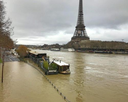 The banks of the River Seine continue to rise as heavy rains fall in Paris / Twitter.com