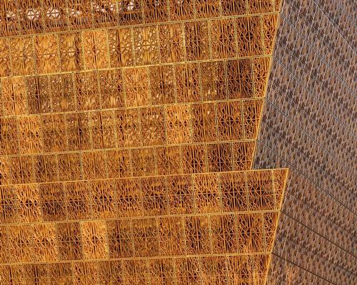 The patterned facade evokes the architectural ironwork made by African American artisans in southern US cities before and after the Civil War / Alan Karchmer/NMAAHC