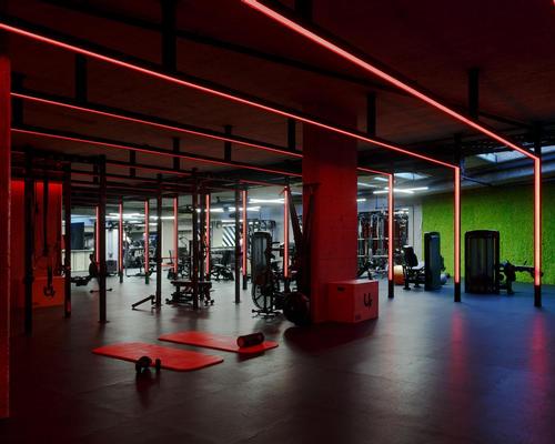 Green is used to facilitate more enjoyable workouts, red is used in keep-fit sessions to add a feeling of zest and energy, and blue is used in the weightlifting areas / U Energy
