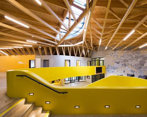 The reception, seminar rooms, bistro, kitchen and sports and game facilities are spread out over two floors and connected to each other via a central atrium