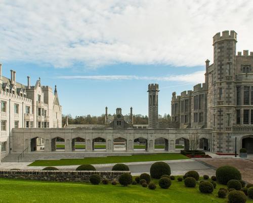 A new classically-styled colonnade connects the manor house with the newly-constructed West Wing / Paul Lehane