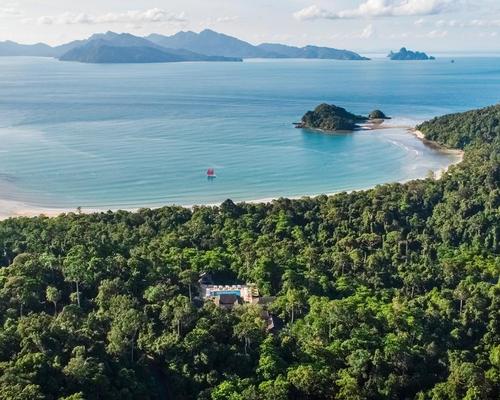 As with the original design, the latest interjections using predominantly natural local materials in order to give the resort a primary sense of belonging to the jungle / Datai Langkawi