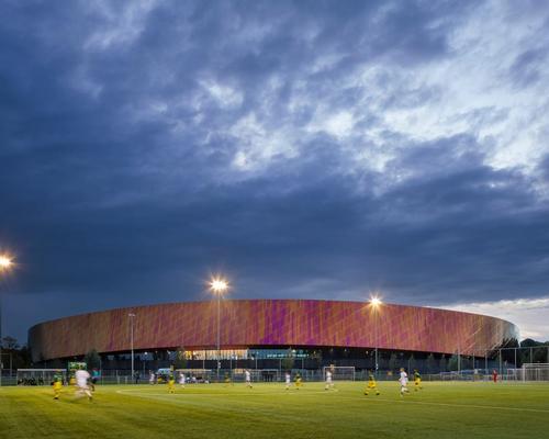 Outside, there are a series of multi-use pitches, while an animated entrance courtyard acts as an extension to the park, which is listed as a national monument / Scagliola Brakkee