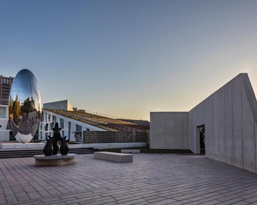 The plaza provides the dramatic setting for a reflecting pool, a shaded seating area and two monumental public sculptures / Richard Barnes 