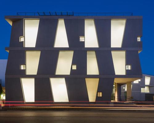 According to Holl: 'Alternating concrete and glass panels create a porosity between indoors and out' / Richard Barnes 