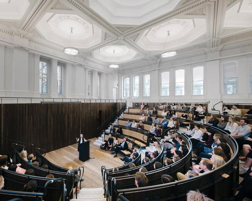 Chipperfield has restored many of its original design features, while carefully inserting a 250-seat lecture theatre / Simon Menges