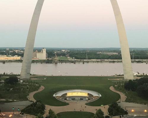 The expanded museum sits in the shadow of the Eero Saarinen-designed arch – the tallest structure of its kind in the world / Cooper Robertson