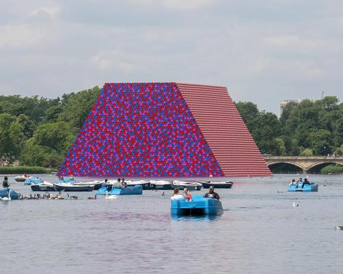 The structure is anchored in Hyde Park's Serpentine Lake / Wolfgang Volz