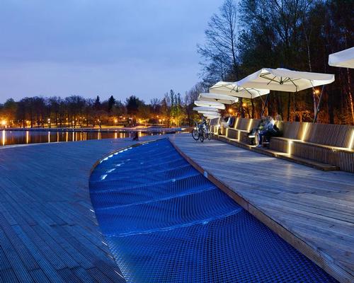 At night the walkway is illuminated by energy-efficient LED lighting / Tomasz Zakrzewski / archifolio.pl