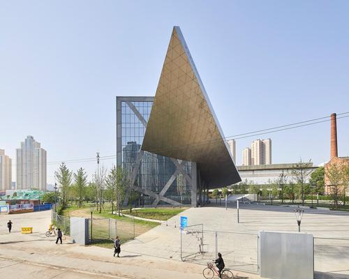 The museum’s upwards bowed central structure nods to ships sailing up and down the Yangtze river – which runs through the city