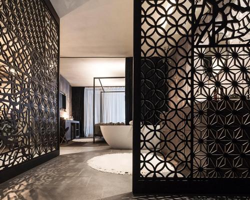 An Asian-style pattern recurs inside be that in the rooms and the bathrooms / Alex Filz