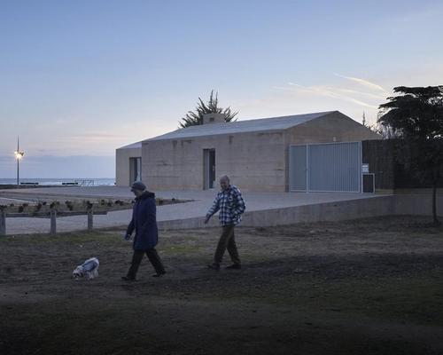 The house's new entrance pavilion has been designed to blend into its coastal surroundings / Julien Lanoo