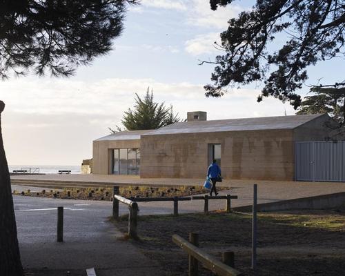 It is clad entirely in sand-coloured concrete / Julien Lanoo