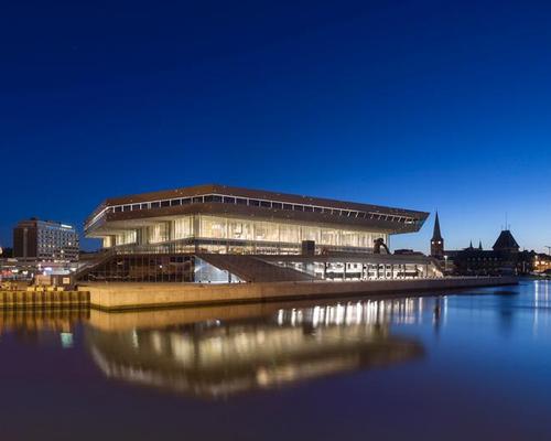 The library sits on the banks of the Aarhus River / schmidt hammer lassen architects