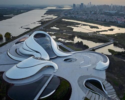Located within the wetlands surrounding the Songhua River, the Harbin Opera House has been designed as a response to the region’s untamed wilderness and chilly climate / Hufton+Crow