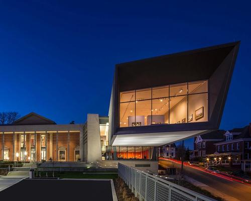 The suspended gallery is supported by a newly-built eastern terminus building / Ennead Architects