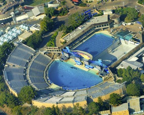 Aerial view of the killer whale show stadium at SeaWorld, a marine life theme park in San Diego Bay, California / Shutterstock / f8grapher