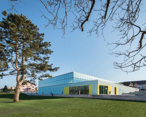 The exterior of the building is more orthodox / Sue Baer Fotografie