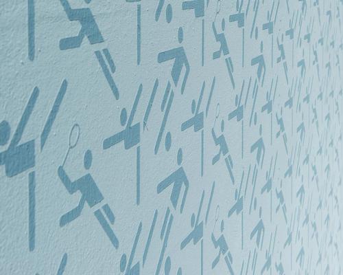 A sport-themed pattern lines the building's stucco base / Sue Baer Fotografie