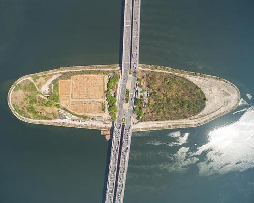 The island is linked to either side of the river by an over-crossing bridge / Nodeul Dream Island Competition