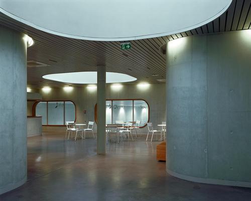 The complex features a wellness centre, sauna, a cafeteria and a fitness centre / Hélène Binet