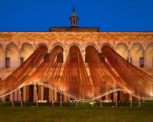 In the evening the installation becomes luminous / Moreno Maggi