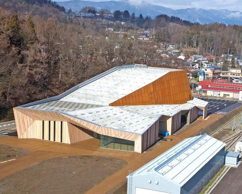 The project was commissioned to coincide with a new high speed railway line connecting the town of Iyama to the Hokuriku region / Fujitsuka Mitsumasa