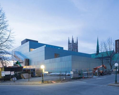 The pavilion is formed of three stacked, semi-transparent volumes / Iwan Baan