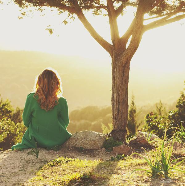 47% of women want to travel solo or solo to meet up with others / shutterstock