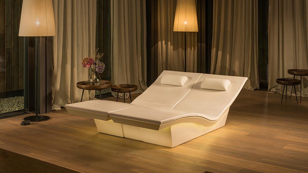 the DUO Lounger consists of two of the company's Lounger Two Plus connected along a centre joint / 