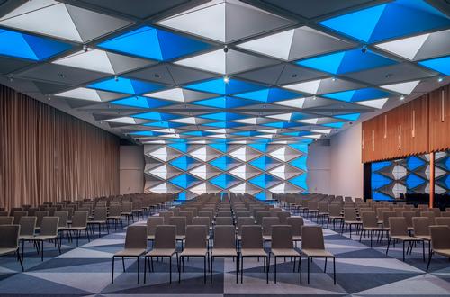 Several rooms and common areas in the Andaz Munich were inspired by the Bavarian flag. / Courtesy of Concrete