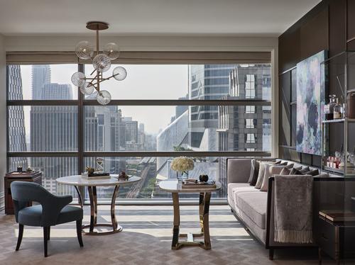 The team of Kohn Pederson Fox, with Tandem Architects as the executive architect and Celia Chu Design Associates for interior design, designed the hotel as a contemporary urban manor 
