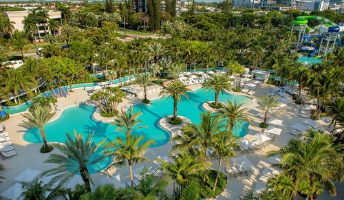 Poolside amenities also include two restaurants and a number of cabanas / Ricardo Mejia
