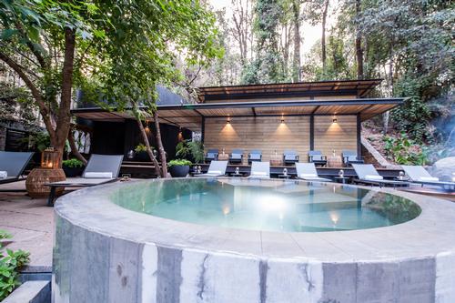 As part of the wellness journey, guests can choose which Hydrotherapy Circuit path to take, starting with warm and hot soaking pools to stimulate circulation and release toxins, and a cold outdoor soaking pool to strengthen the immune system