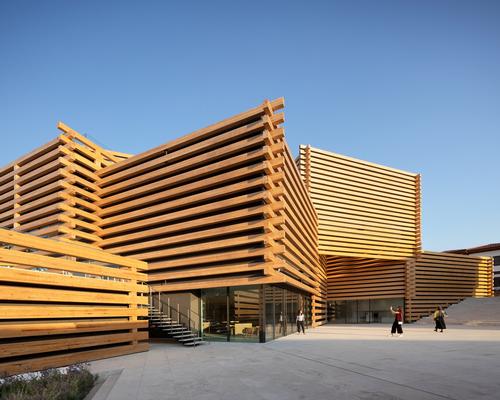 The building blocks are clad in stacked timber beams / NAARO