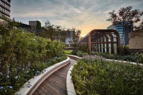 There are pathways that wind through the garden / K11 Musea