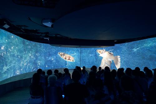 The third act uses point-of-view and panoramic footage in a 360-degree viewing room / MET Studio