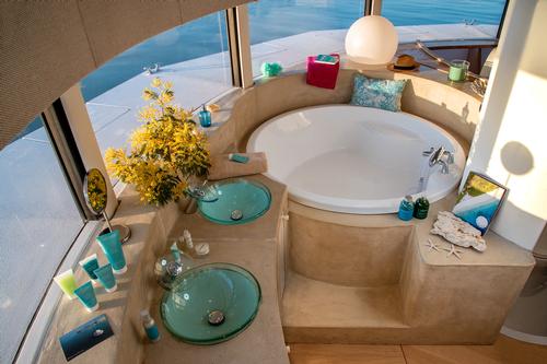 The night space also has a bathtub / Yann Richard