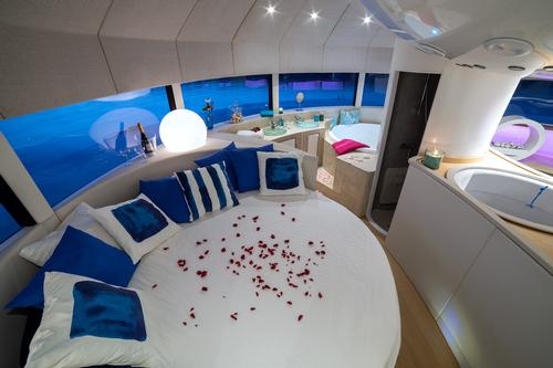 In the night space, there’s a circular bed / Yann Richard