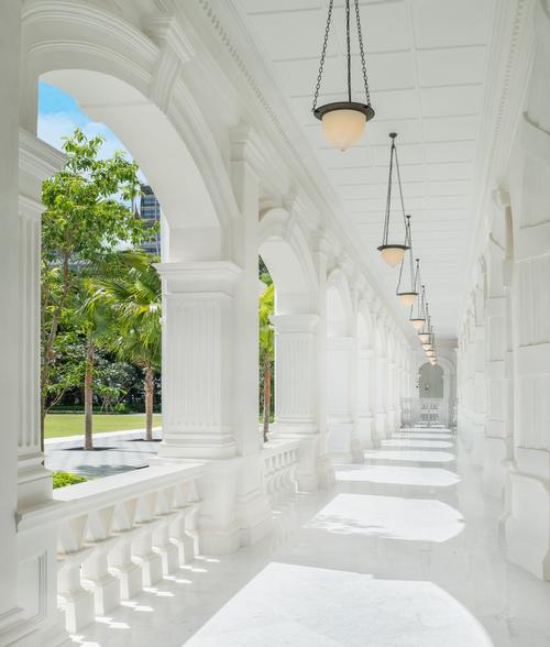 The colonnade walkway at Raffles Singapore / Accor
