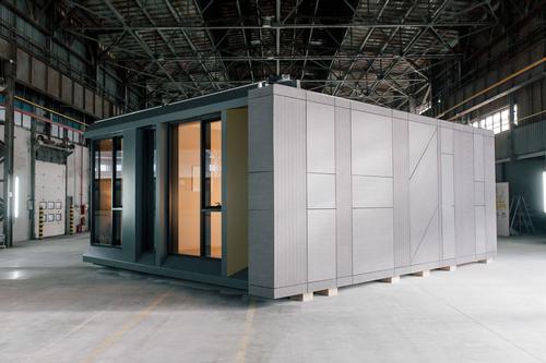 The building seeks to show that a modular building can be stylish too / Danny Forster & Architecture
