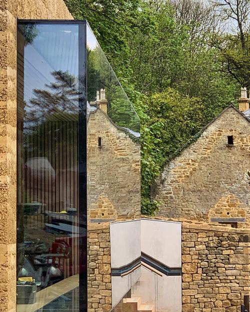 The large panel of glass forms part of a bay / James Stephenson